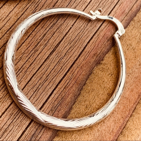 BIBI ♡ BRUSHED HOOP EARRINGS - Picture 6 of 8